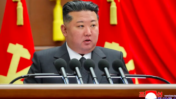 Jeńilmeıtin armıa: Kım Chen Yn Reseı úshin Ýkraınadaǵy soǵysqa qatysqan armıasyn madaqtady 