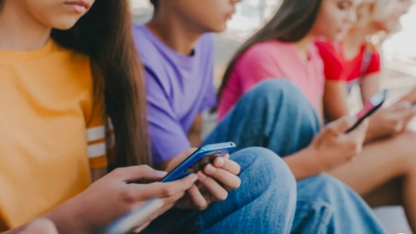 Франция 15 жасқа толмағандарға әлеуметтік желіні пайдалануға тыйым салмақ