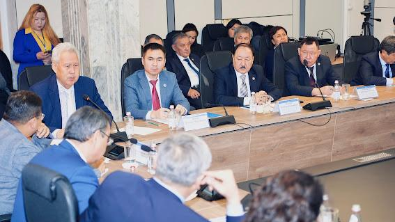 «Konstıtýsıany júıeli jańǵyrtýdyń ǵylymı negizderi» taqyrybynda dóńgelek ústel ótti