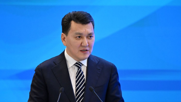 ەرلان كارين – پرينياتيە نوۆوي كونستيتۋسيي وتكروەت نوۆىي يستوريچەسكيي ەتاپ رازۆيتيا سترانى