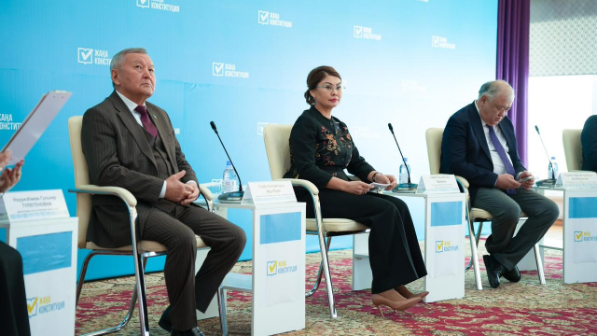 V Satpaeve ýchıtelá obsýdılı proekt Novoı Konstıtýsıı ı vyskazalıs v podderjký referendýma