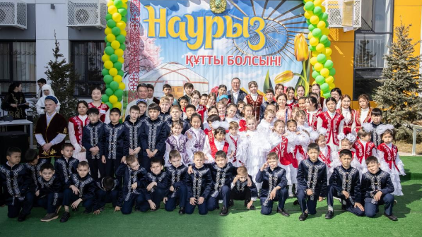 Marat Sýltangazıev pozdravıl deteı s Naýryzom ı podderjal ıh tvorcheskıe ınısıatıvy