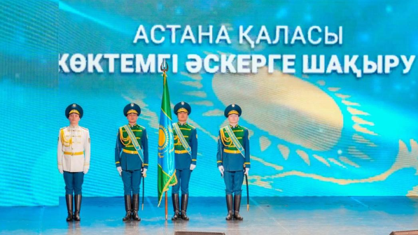 «Защита Родины — дело настоящих мужчин!»: в Астане проводили в армию очередную группу молодых людей