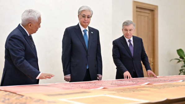 شاۆكات ميرزيويەۆ قاسىم-جومارت توقايەۆقا ءبىرقاتار تاريحي قۇجاتتى تاپسىردى