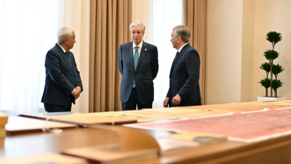 Президент Узбекистана передал Президенту Казахстана ряд исторических документов 