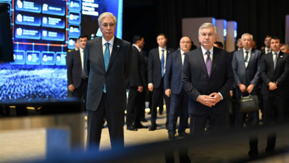 Президенты Казахстана и Узбекистана посетили хакатон по искусственному интеллекту