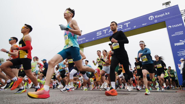Almaty Half Marathon 44 елден 10 000-нан астам қатысушыны біріктіріп, «Таза Қазақстан» акциясымен үндесті